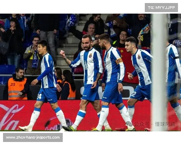 巴萨旗帜在风中飘扬 给你带来无尽的激情与荣耀表现激情四射的足球精神